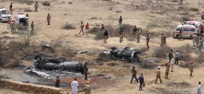 Pakistan, fighter jet crashes killing 2 pilots and a civilian
