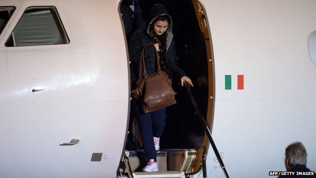 Syria conflict: Italian aid worker hostages freed