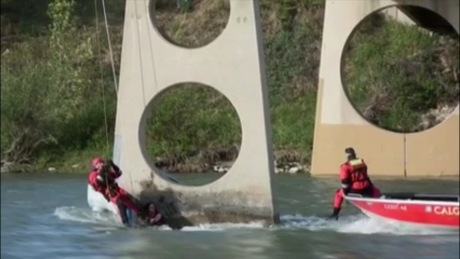 How to perform a rescue action in a river: Calgary Firefighters caught on camera