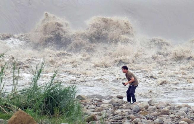 Typhoon Dujuan hits southwest China