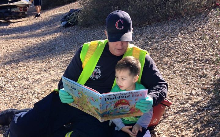 The Firefighter who read a tales on scene goes viral