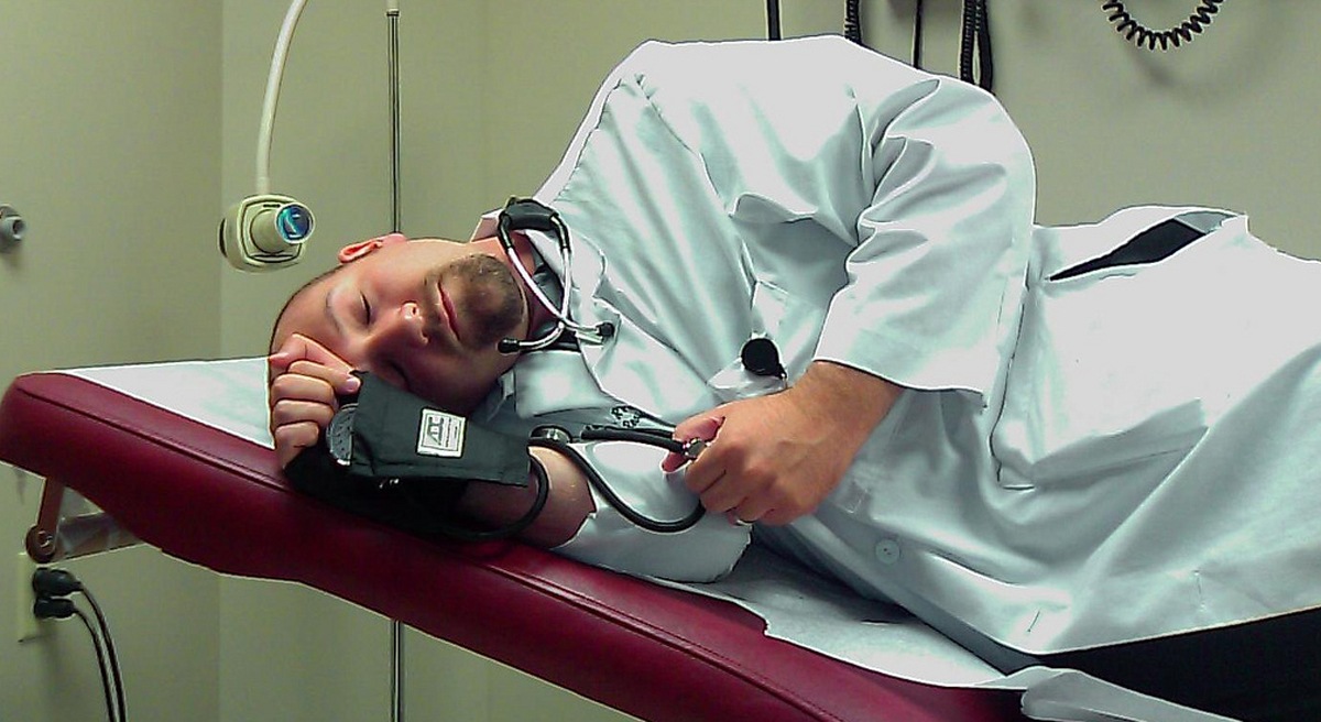 In Intensive care doctors what is the impact of night shift work on cognitive performance?