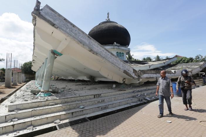 Quake in North Indonesia kills 52: Official
