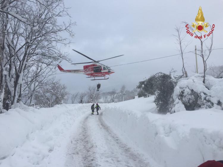 Heavy snow and quakes are threatening Central Italy