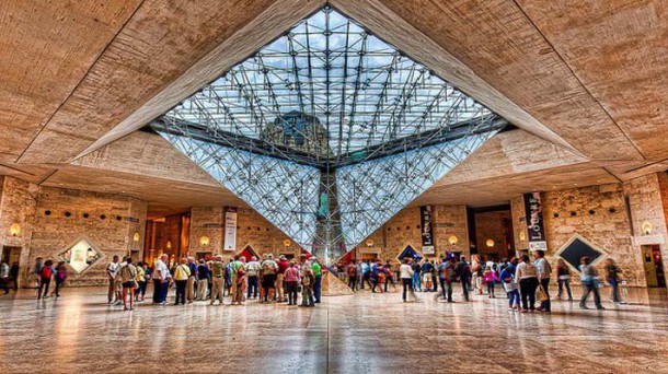 Breaking News Paris – A man who attempted to attack people near Louvre killed by a soldier on duty