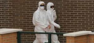El hospital español que atiende los casos de ébola refuerza su protocolo