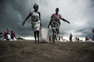 Unity State, Leer. Women collecting sorghum and oil some hours after an airdrop conducted by the ICRC. ©ZOCHERMAN, JACOB/ICRC