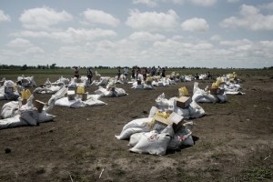 Unity State, Leer, South Sudan. Volunteers of the South Sudan Red Cross pile up the goods before an ICRC food distribution. ©ZOCHERMAN, JACOB/ICRC