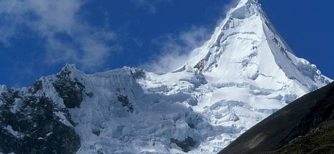 Due alpinisti italiani scomparsi nel ghiacciaio andino dell'Alpamayo | Emergency Live