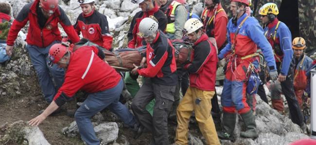 Soccorso allo speleologo del Riesending, il ferito è salvo | Emergency Live