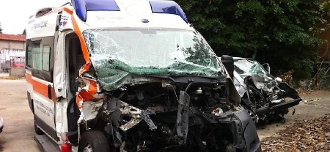 Cremona, frontale contro l'ambulanza, gravi tre persone | Emergency Live
