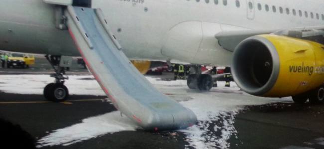Aereo in fiamme dopo l'atterraggio a Firenze, intervento dei Vigili del Fuoco | Emergency Live