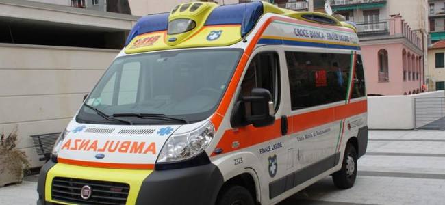 Finale Ligure, ubriaco picchia i soccorritori e distrugge l'ambulanza | Emergency Live