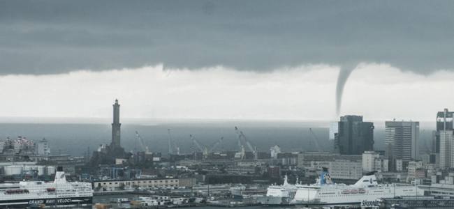 Maltempo, Genova ancora colpita dalle bombe d'acqua | Emergency Live