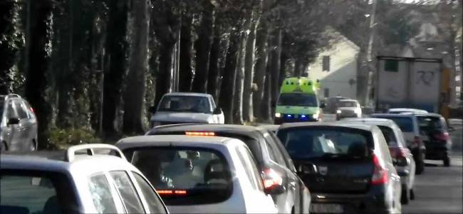 Finisce in pronto soccorso perché non rallenta per far passare l'ambulanza | Emergency Live