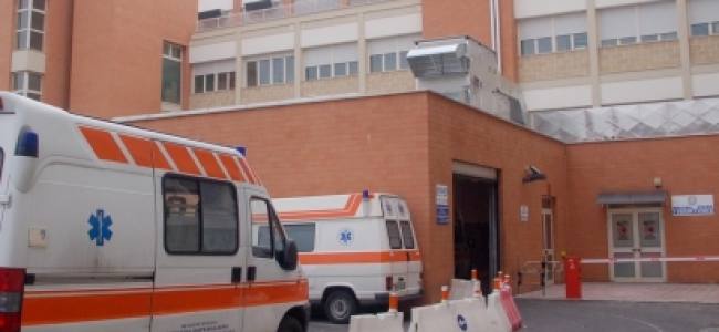 Dirotta l'ambulanza e picchia gli infermieri perché la madre ha il mal di pancia | Emergency Live