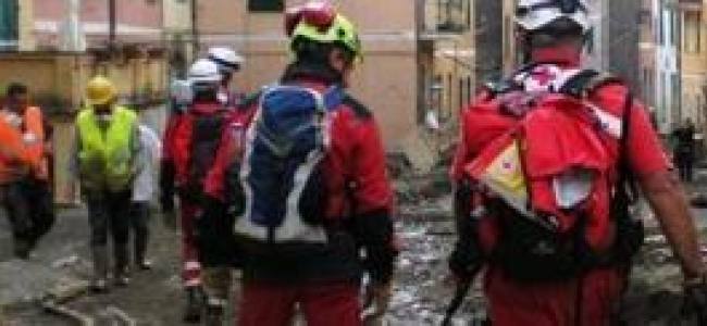 Alluvione Genova: ancora emergenza. Al lavoro 120 volontari della CRI | Emergency Live