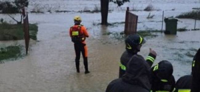 Incubo alluvione: ambulanza con ferito a bordo bloccata dall'acqua | Emergency Live