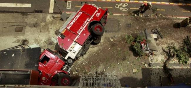 Viatura dos bombeiros tomba e fere 4 em Copacabana RJ | Emergency Live