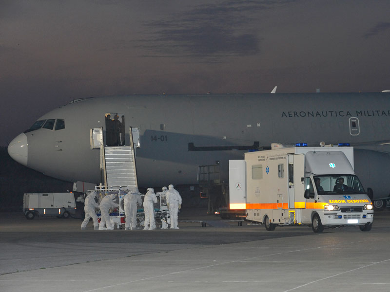 Ebola, il primo italiano contagiato in Sierra Leone è ricoverato a Roma | Emergency Live 8