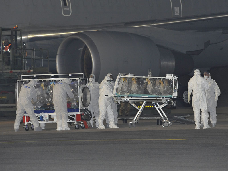 Ebola, il primo italiano contagiato in Sierra Leone è ricoverato a Roma | Emergency Live 13