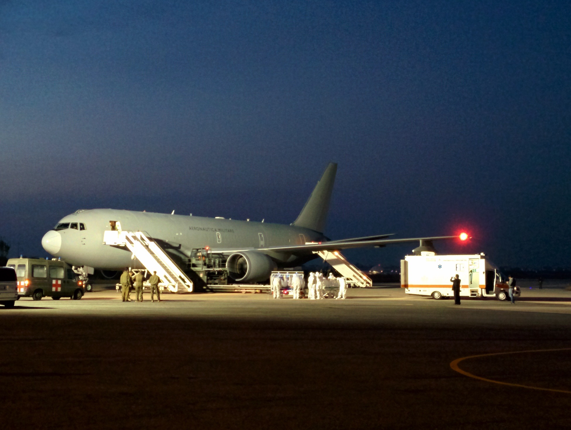 Ebola, il primo italiano contagiato in Sierra Leone è ricoverato a Roma | Emergency Live 6
