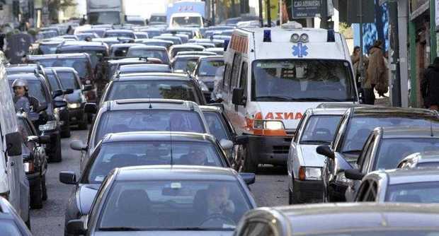 Auto in doppia fila, ambulanza bloccata a Vietri sul Mare | Emergency Live