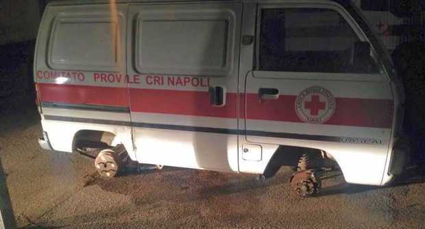 A Napoli rubano perfino le gomme delle ambulanze | Emergency Live