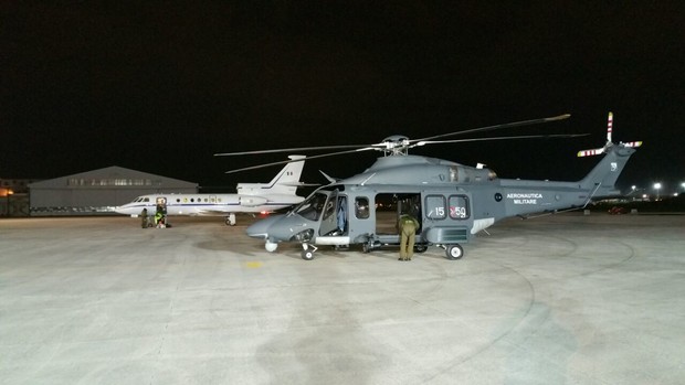 Staffetta elicottero-aereo per salvare una vita | Emergency Live 1