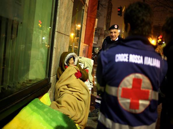 Milano, ambulanze nei parcheggi e 200 persone negli uffici | Emergency Live