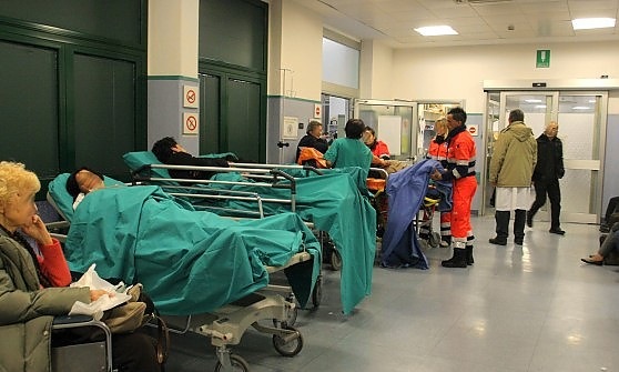 Posti letto esauriti, ricoveri bloccati: ospedali genovesi in piena emergenza | Emergency Live