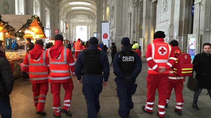 100 uomini della Croce Rossa di pattuglia al fianco della Polizia a Milano | Emergency Live