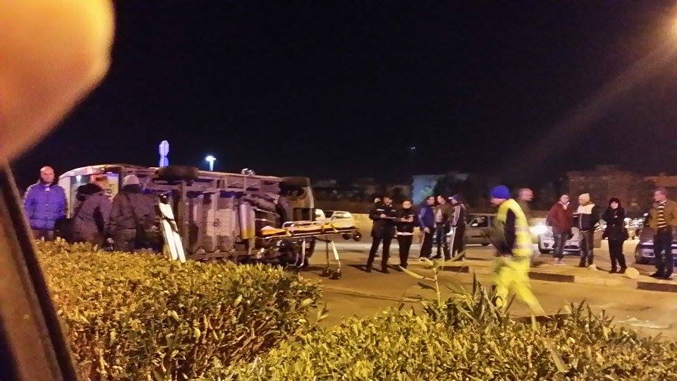 Parco Robinson: grave scontro tra auto e ambulanza, il mezzo si ribalta. Tirati fuori i feriti | Emergency Live