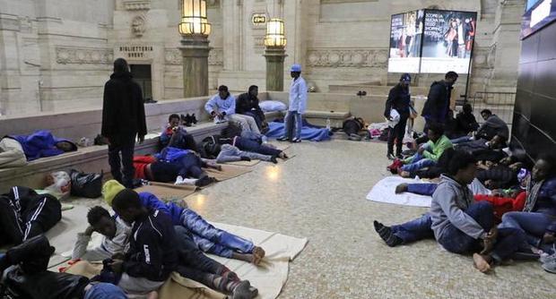 Migranti, 500 casi di scabbia alla Stazione Centrale di Milano | Emergency Live