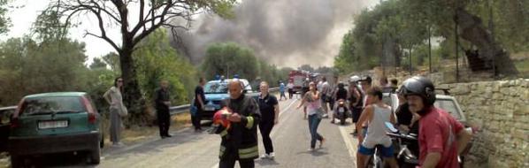 Bari, esplode fabbrica pirotecnica: soccorsi in diretta | Emergency Live