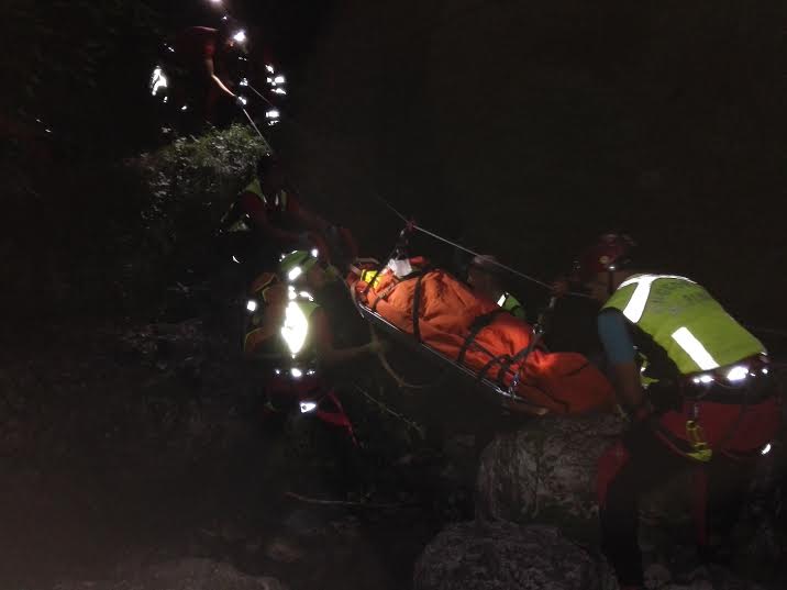 Vola nella scarpata per 30 metri, salvata dal CNSAS di Brescia e dalla Croce Rossa | Emergency Live
