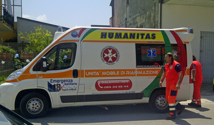 Rischia di annegare e poi di restare ferito in un incidente con l'ambulanza: soccorritori salvano anziano a Salerno | Emergency Live