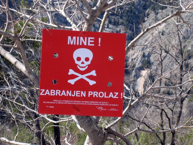 L'Europa sta spedendo i rifugiati verso un campo minato. Non è uno scherzo | Emergency Live