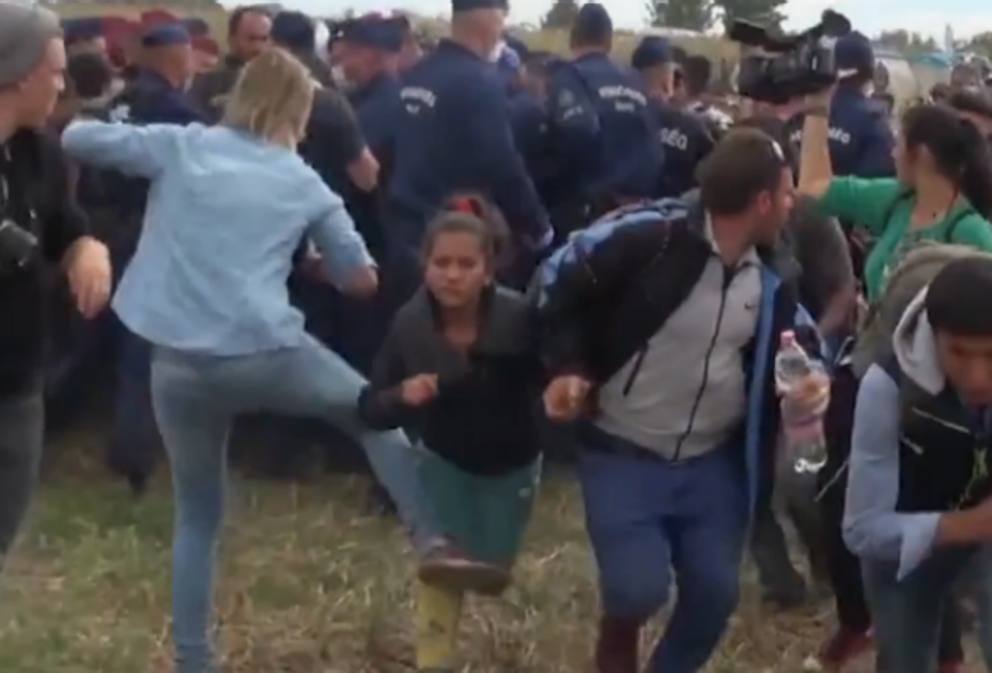 Giornalismo di parte: la reporter della tv xenofoba sgambetta i migranti in fuga | Emergency Live 1