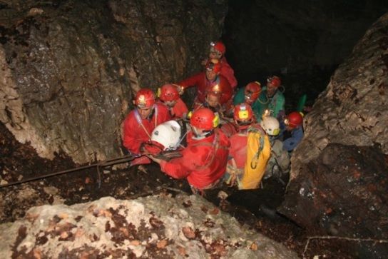 Esercitazione in grotta, a Giffoni (SA) all'opera i tecnici volontari CNSAS | Emergency Live 1