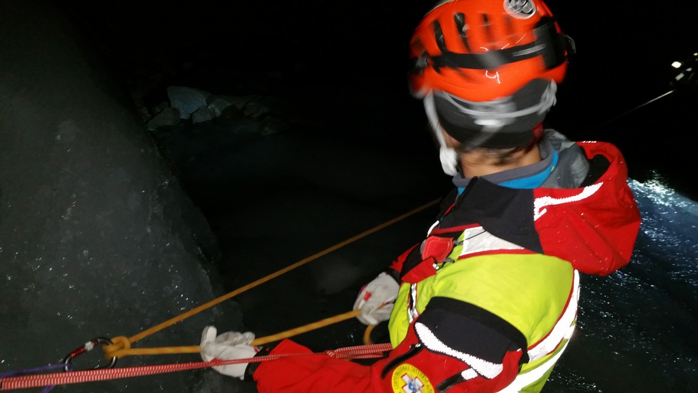 Salvataggio notturno su una cascata di ghiacchio. Un'operazione di recupero complessa CNSAS e REGA | Emergency Live 4