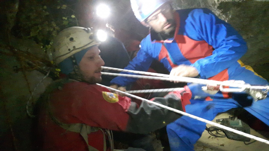 Salvataggio alla grotta del Partigiano, le immagini del SAER | Emergency Live 1