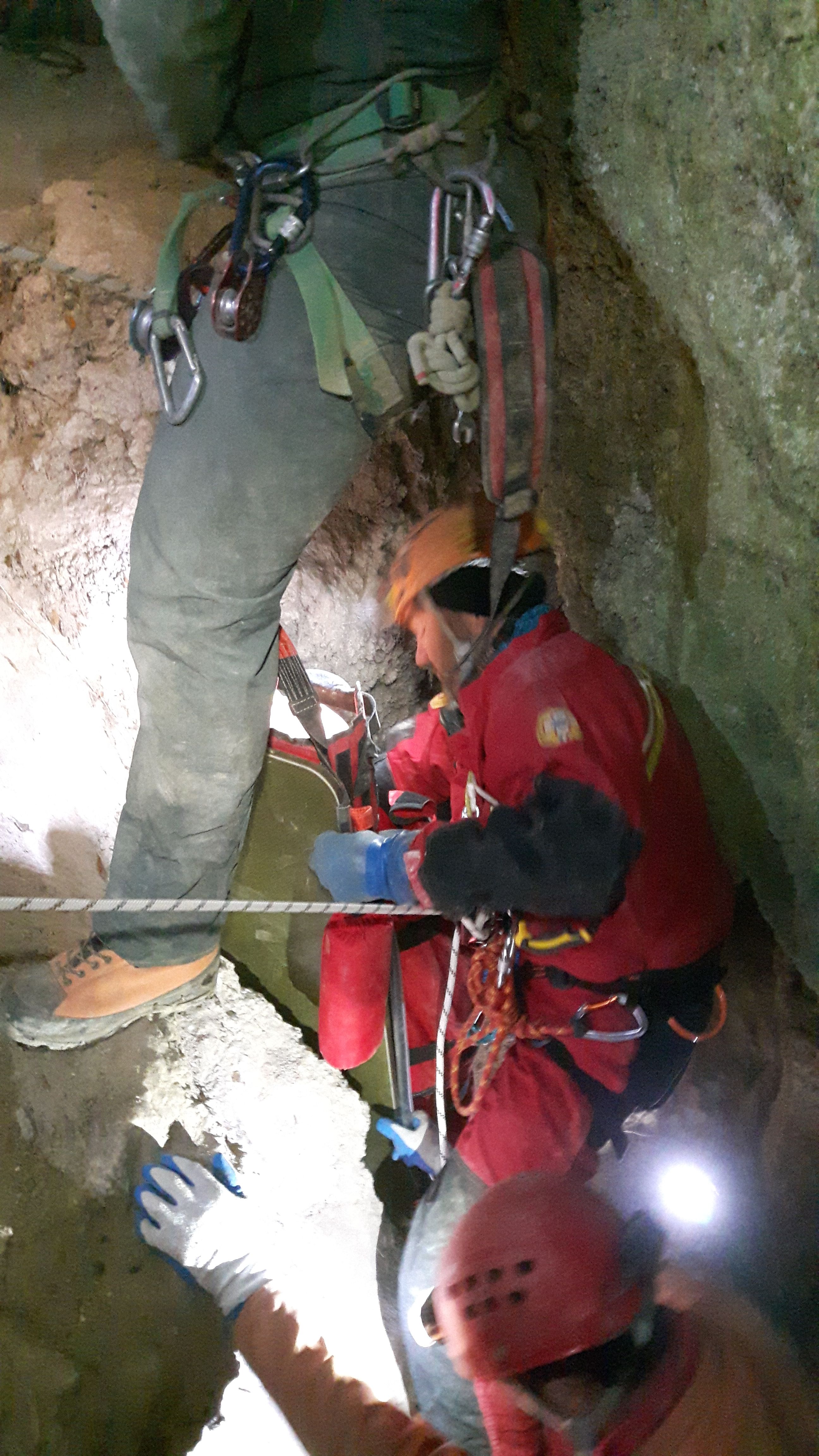 Salvataggio alla grotta del Partigiano, le immagini del SAER | Emergency Live 3