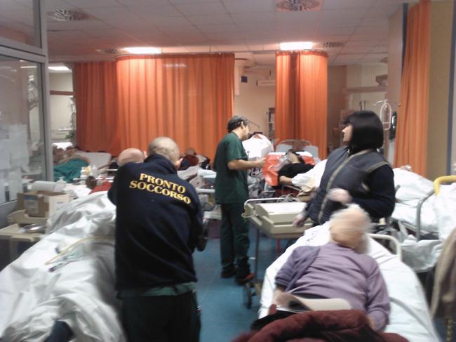 Emergenza o sensazionalismo? Il San Camillo, i materassi in corsia e l'emergenza influenza: un film già visto | Emergency Live