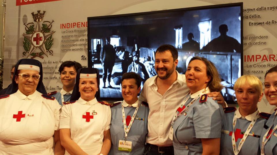 E' giusto o sbagliato polemizzare sulle crocerossine in posa con Salvini a Torino? | Emergency Live