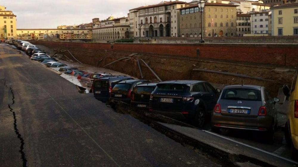 A Firenze c'è stato un problema in lungarno | Emergency Live 1