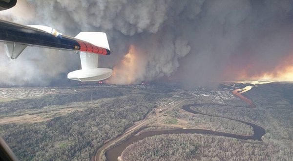 Come evacuare 88.000 persone? Segui l'incendio di Fort McMurray | Emergency Live