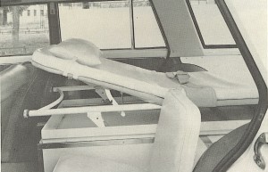 Foto 03: Si nota lo strapuntino per l'accompagnatore/inserviente, uno soltanto e posto a fianco della barella a sinistra; sul lato destro trovavano posto, se richieste , le bombole dell’impianto di ossigenoterapia; basta però confrontare questa foto con la 01 per vedere che lo schema poteva anche essere ribaltato –foto da depliant Boneschi