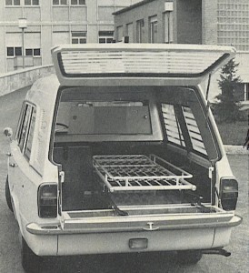 Foto 07: nella vista del vano sanitario, salta immediatamente all'occhio la presenza del divisorio ed il portellone apribile in due parti separate, di cui quella inferiore costituisce il piano di appoggio per la barella in fase di estrazione d inserimento; nel vano sotto al paraurti trovava sistemazione la ruota di scorta – foto da depliant Coriasco