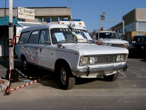 Foto 09: Fiat 125 elaborata da Fissore, recuperata nel 2003 circa dal Gruppo Ambulanze d'Epoca della Misericordia di Montemurlo (PO) presso il secondo intestatario della macchina, la Misericordia di Panni (FG). Qui è fotografata durante una esposizione –foto ADG